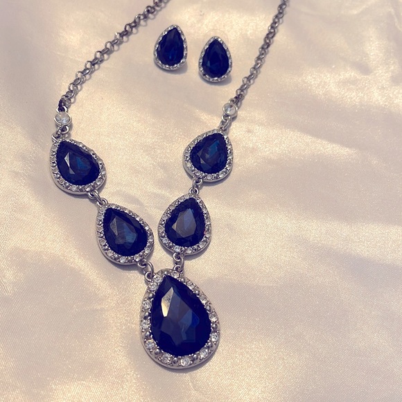 Beautiful blue sparkly necklace and earrings - Picture 2 of 2